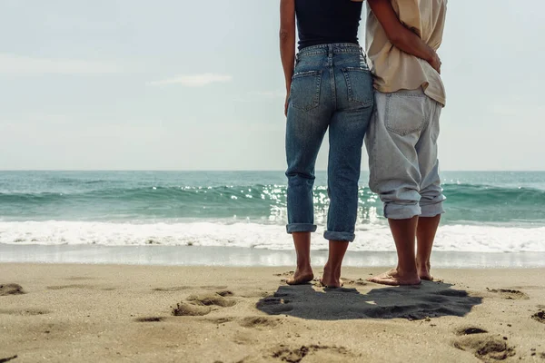 Ein Mann Und Ein Mädchen Stehen Meeresufer Und Umarmen Die — Stockfoto
