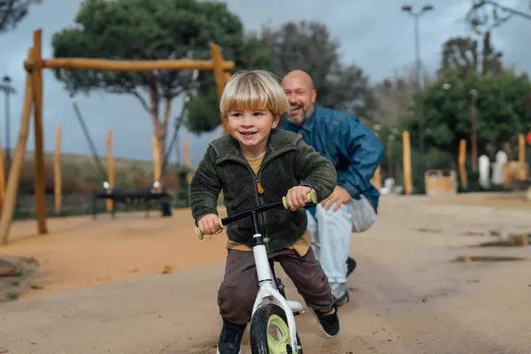 Pappa Lär Sin Son Cykla Parken Far Och Son Ler Stockfoto