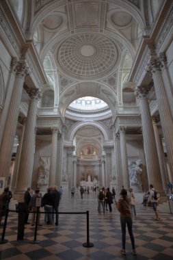 Paris, Fransa 'daki Panteon' u ziyaret eden insanlar.