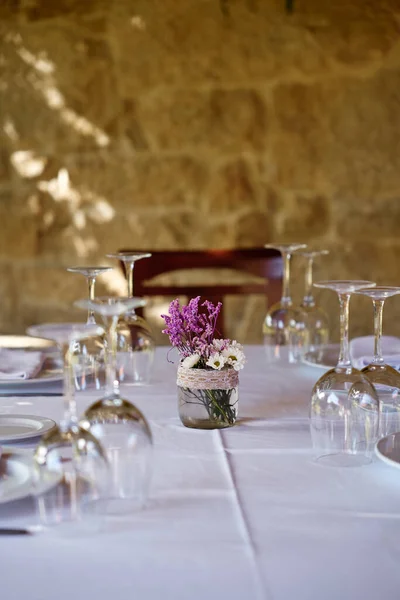 Tisch Mit Gläsern Und Blumen Gedeckt Vertikales Bild — Stockfoto