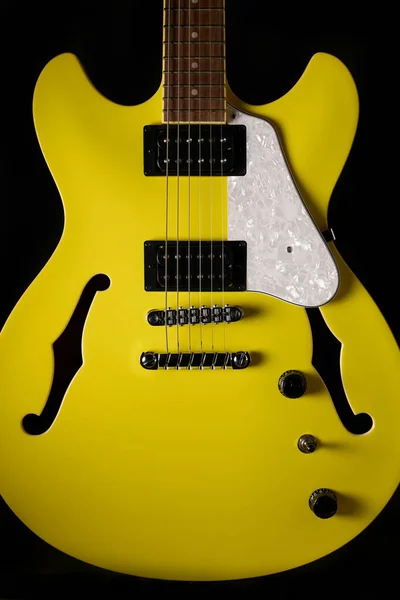 Vista Uma Guitarra Elétrica Amarela Fundo Escuro — Fotografia de Stock