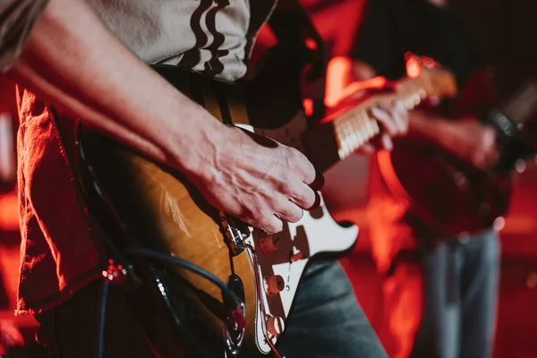 コンサート中にエレキギターを弾いてる男は顔も畑の浅い深さもない — ストック写真