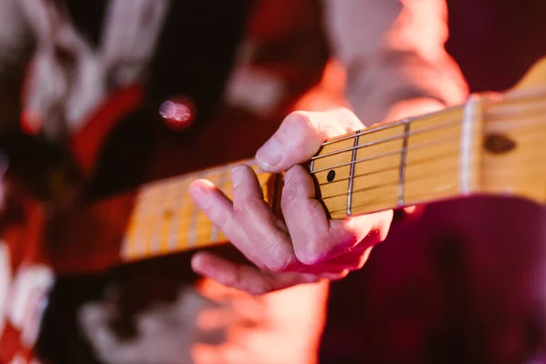 コンサート中にエレキギターを弾いている男の姿を間近に見ると 顔はなく 被写界深度も浅い — ストック写真