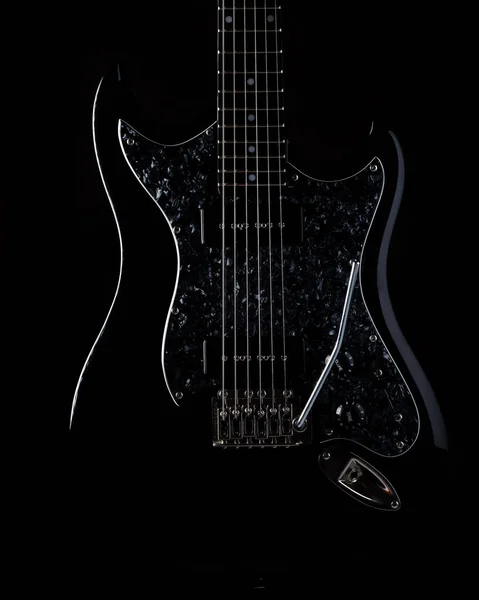电吉他的近视 黑色背景 垂直的 — 图库照片