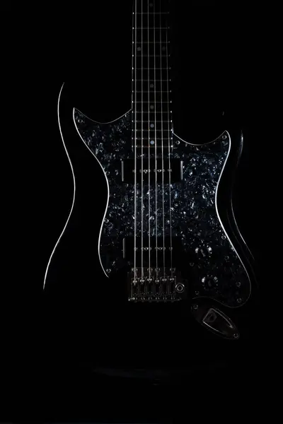 Gitarre Auf Schwarzem Hintergrund Vertikales Bild — Stockfoto