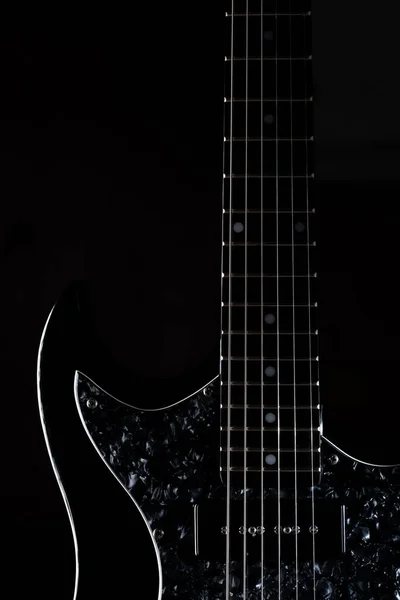 Mirada Cercana Una Guitarra Eléctrica Negra Aislada Sobre Fondo Negro — Foto de Stock