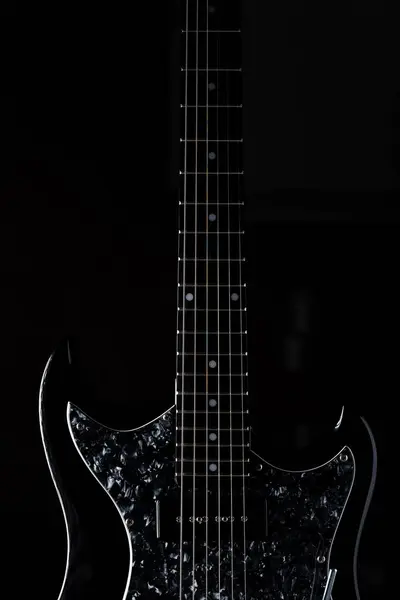 Foto Vertical Una Guitarra Aislado Sobre Fondo Negro — Foto de Stock