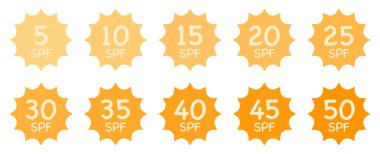 SPF güneş koruması etiketleri ya da çıkartmalar ayarlandı. Ultraviyole ışınları. Güneş kremi ya da bronzlaştırıcı ürünler ve cilt kozmetikleri için simge. El çizimi vektör çizimi izole edildi