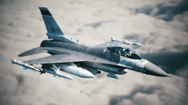 Askeri savaş uçağı F-16 bulutların üzerinde uçuyor. Hava Kuvvetleri