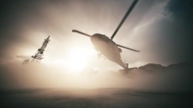 Askeri bir helikopter askeri bir üsse iniyor. Ordu helikopteri inmeye hazırlanıyor. Askeri helikopter, yavaş çekim, yaklaşın.