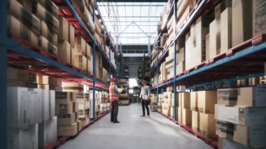 Büyük bir depoda çalışan kadın ve erkek işçiler. Büyük bir depoda yürüyen bir lojistik işçisi. Büyük bir dağıtım deposunun envanterini inceliyorum. İşçiler depoda tartışıyor. 3d görselleştirme