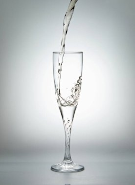 Beyaz arka planda beyaz şarap içmek.