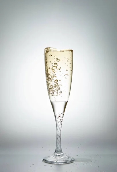 Шампанське Виливається Склянки Сірому Фоні — стокове фото