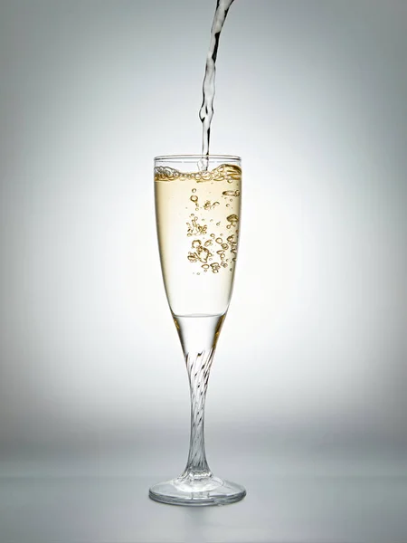 Шампанське Вливається Келих Сірому Фоні Студійний Знімок — стокове фото