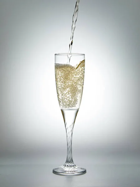 Gri Arka Planda Bir Bardağa Şampanya Doldurmak Sığ Alan Derinliği Telifsiz Stok Fotoğraflar