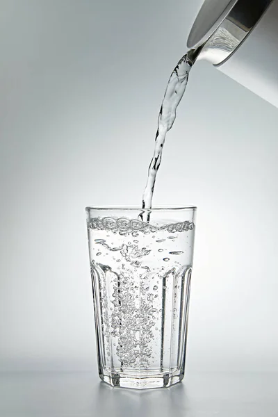 Wasser Ein Glas Auf Grauem Hintergrund Gießen Nahaufnahme Stockbild