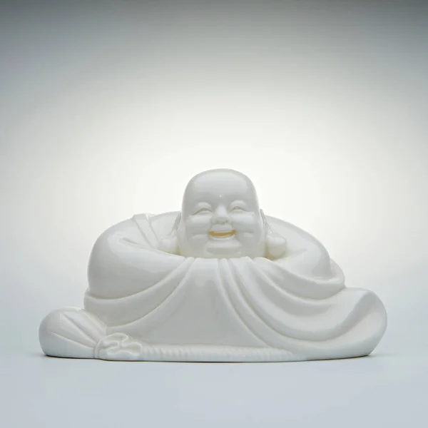 Lachender Buddha Form Einer Weißen Porzellanfigur Auf Weißem Hintergrund Stockbild