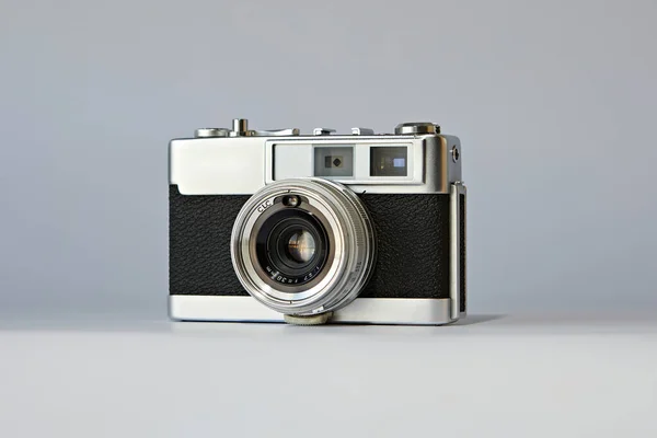 Retro Kamera Isoliert Auf Grauem Hintergrund Nahaufnahme Stockfoto