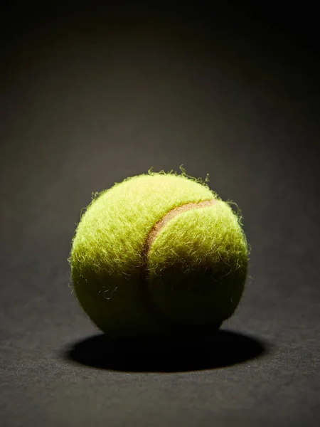 Tennisball Auf Schwarzem Hintergrund Mit Kopierraum Für Ihren Text Stockfoto