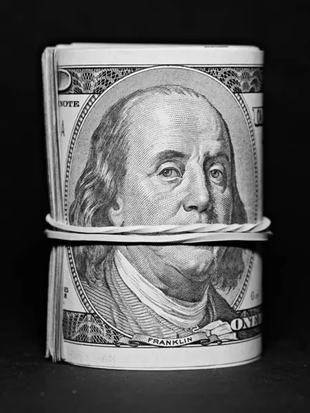 Siyah Arka Planda 100 Dolarlık Banknotlar Yakın Plan Telifsiz Stok Fotoğraflar