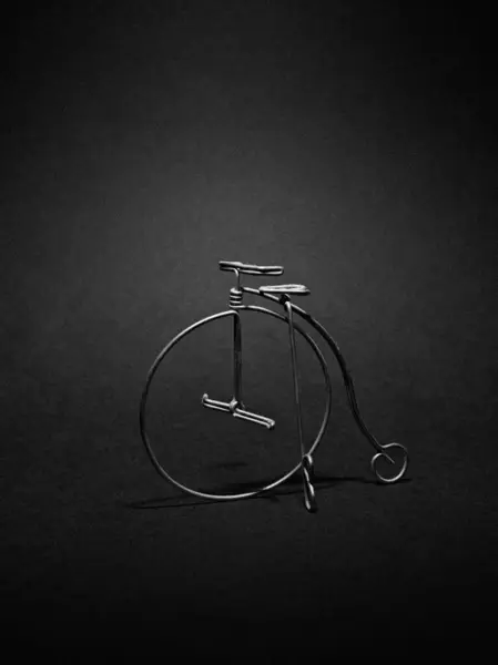 Siyah Arka Planda Eski Moda Bisiklet - Stok İmaj