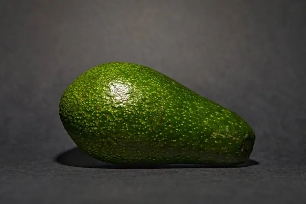Frische Avocado Nahaufnahme Auf Schwarzem Hintergrund Stockfoto