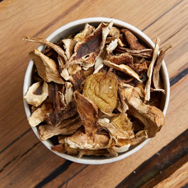 Ahşap bir masada, tabakta kurutulmuş mantarlar. Yüksek kalite fotoğraf