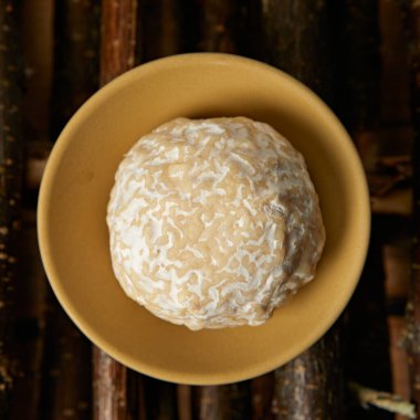 Ahşap bir masada ev yapımı peynir. Üst görünüm