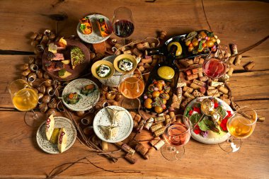 Tahta bir masada sebze meyve ve şarap kompozisyonu. Yüksek kalite fotoğraf