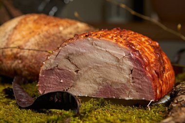 Süslü bir masada bir somun ekmekli rulo köfte. Yüksek kalite fotoğraf