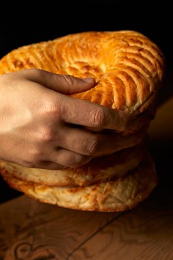 Fırıncının eli taze pişmiş beyaz ekmek somununu tutuyor. Yüksek kalite fotoğraf