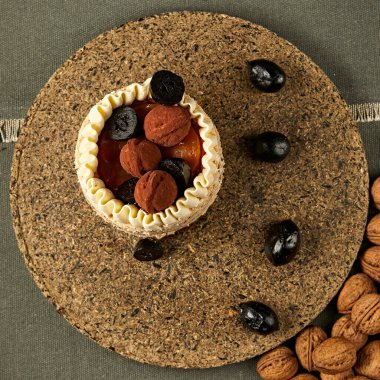 Yukarıdan kuru erik manzaralı mantarlı kek. Yüksek kalite fotoğraf