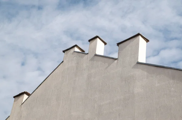 Güneşli Havada Dört Bacası Olan Yeni Duvar — Stok fotoğraf