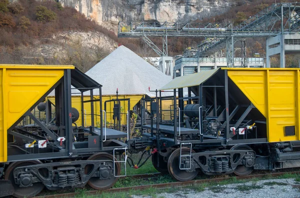 大規模な砂利のクオーターで黄色の貨物列車や瓦礫の山 — ストック写真