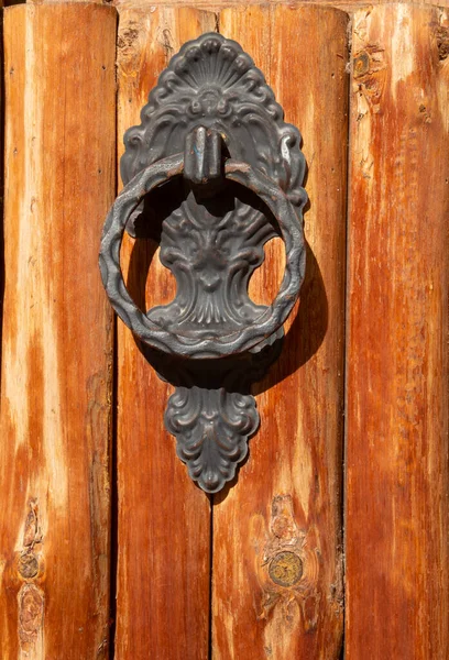 Czarny Dekoracyjne Okrągłe Metalowe Drzwi Kołatka Drewno Brązowe Drzwi Closeu — Zdjęcie stockowe