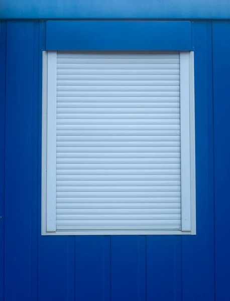 Blaue Wand Mit Fenster Mit Externem Geschlossenen Rollator — Stockfoto