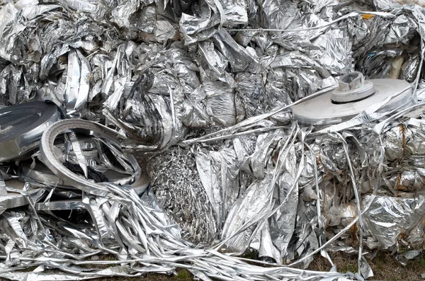 リサイクル用のアルミ箔の山クローズ ストック画像