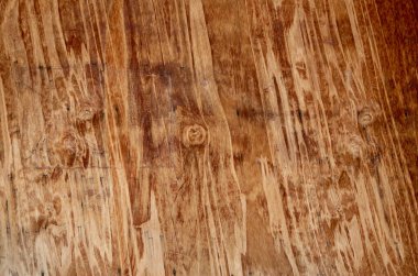 Açık kahverengi ahşap tahta ve doğal desenleri var.