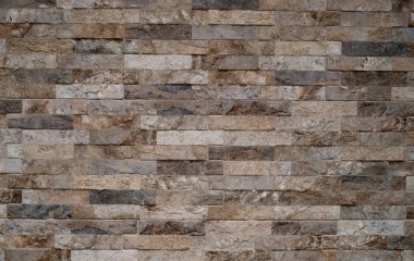 Taş duvar kapanışını taklit eden renkli döşemeler