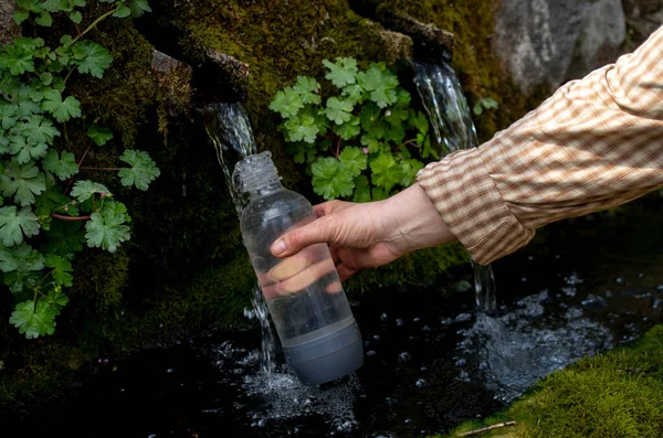 Мужская Рука Наполняющая Бутылку Водой Старого Фонтая — стоковое фото
