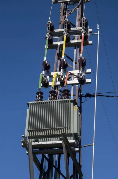 Elektrik Kablolu Elektrik Direği Uzak Yerleşimlere Elektrik Sağlanıyor — Stok fotoğraf