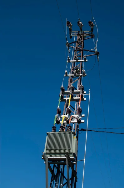 Pólo Elétrico Com Linhas Energia Fornecimento Eletricidade Para Assentamentos Remotos — Fotografia de Stock