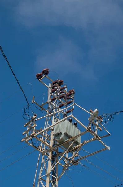送電線付きの電柱 遠隔地への電力供給 — ストック写真