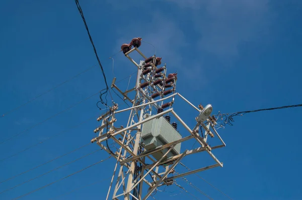 Pólo Elétrico Com Linhas Energia Fornecimento Eletricidade Para Assentamentos Remotos — Fotografia de Stock