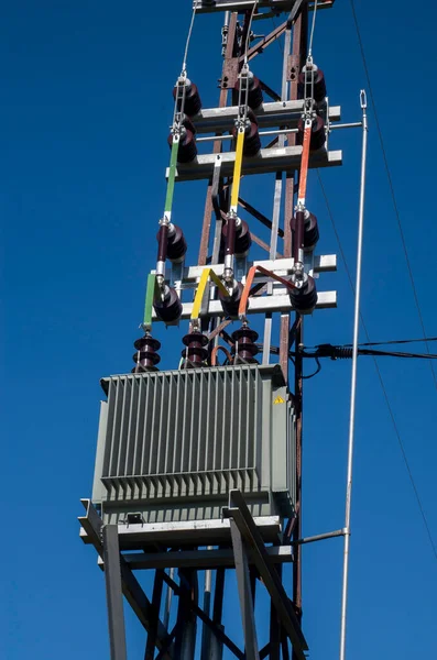 送電線付きの電柱 遠隔地への電力供給 ストック画像