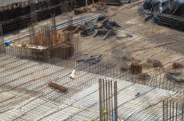 Reba takviyeli modern inşaat sahası