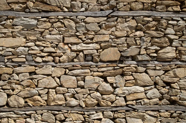 木製の梁を閉じるUと古い石の壁 — ストック写真