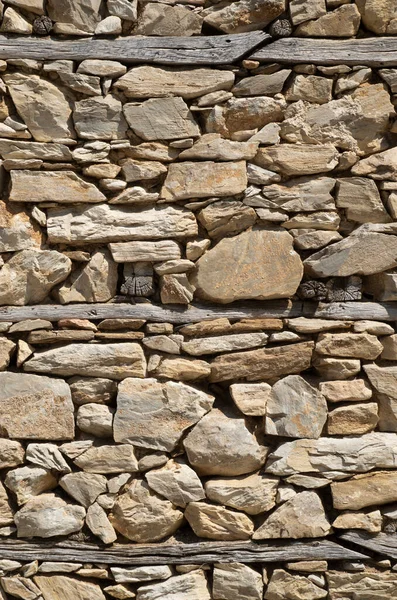 木製の梁を閉じるUと古い石の壁 — ストック写真