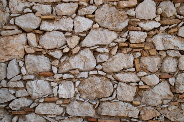 Stary Kamienny Mur Kawałkami Ceramiki Blisko — Zdjęcie stockowe