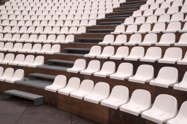 Birçok yeni boş stadyum koltuğu size yakın.